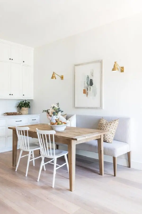 decoraçao clean para sala de jantar branca com mesa com banco estofado cinza e cadeiras brancas Foto Style Me Pretty