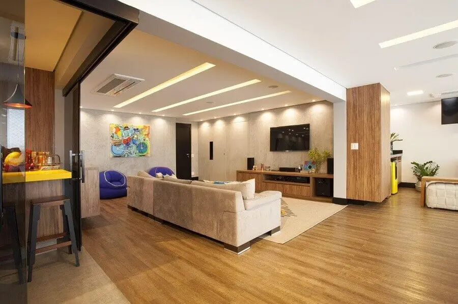 decoraçao de casa moderna com ambientes integrados e revestimentos de madeira Foto Arqª Lívia Branco
