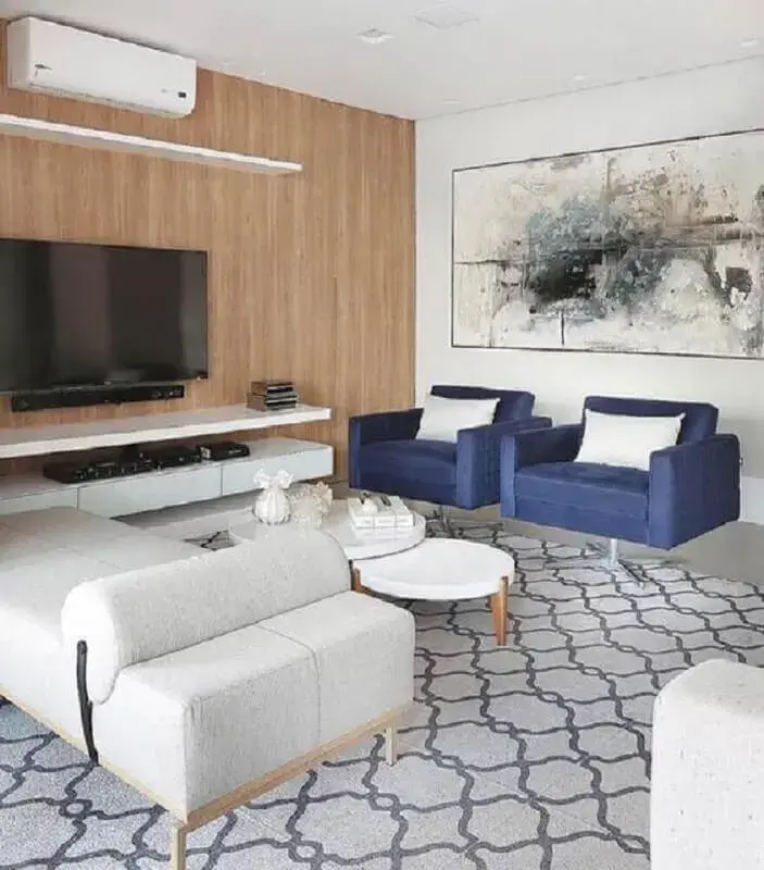 decoraçao sala de estar ampla com poltronas azui e painel de TV de madeira Foto Pinterest