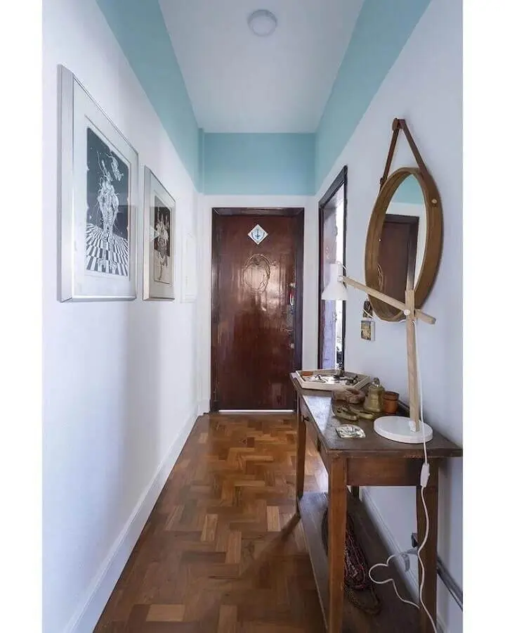 decoração azul pastel e branco para corredor com aparador de madeira Foto Maurício Arruda