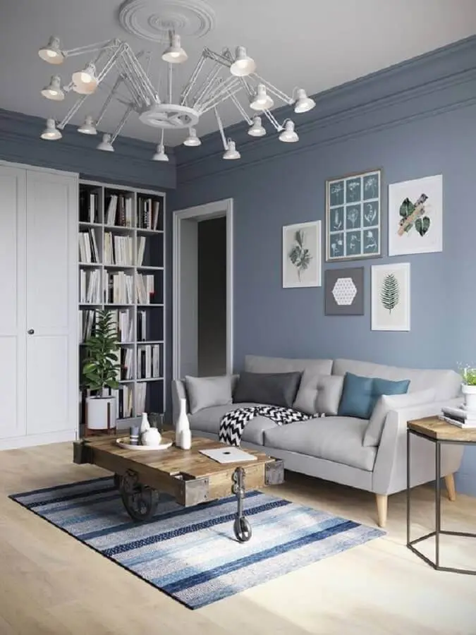 decoração azul pastel para decoração de sala com tapete listrado e sofá cinza Foto We Love It