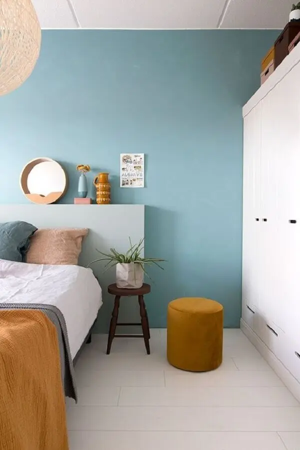 decoração azul pastel para quarto decorado com guarda roupa branco e puff redondo Foto Futurist Architecture