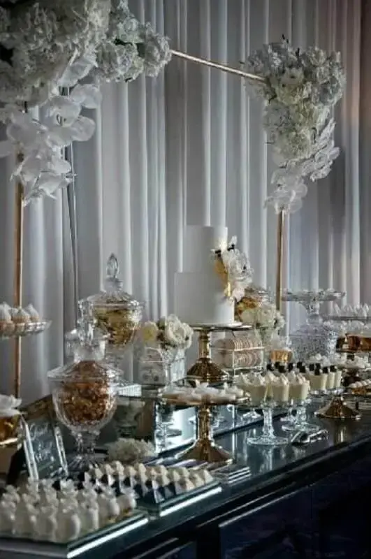 decoração bodas de cristal com flores brancas e detalhes em dourado Foto Style Me Pretty