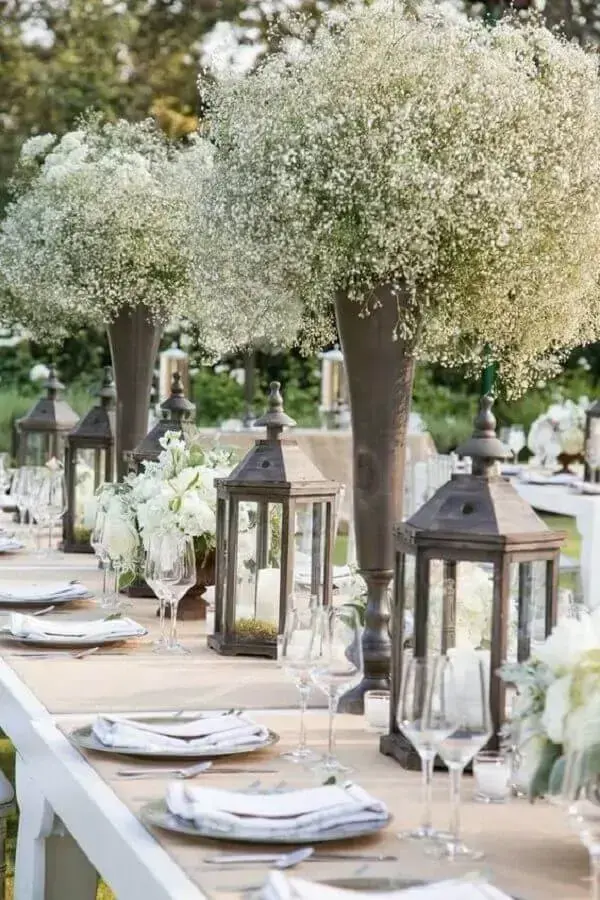 decoração bodas de cristal com lanternas marroquinas e arranjos de flores brancas Foto iCasei