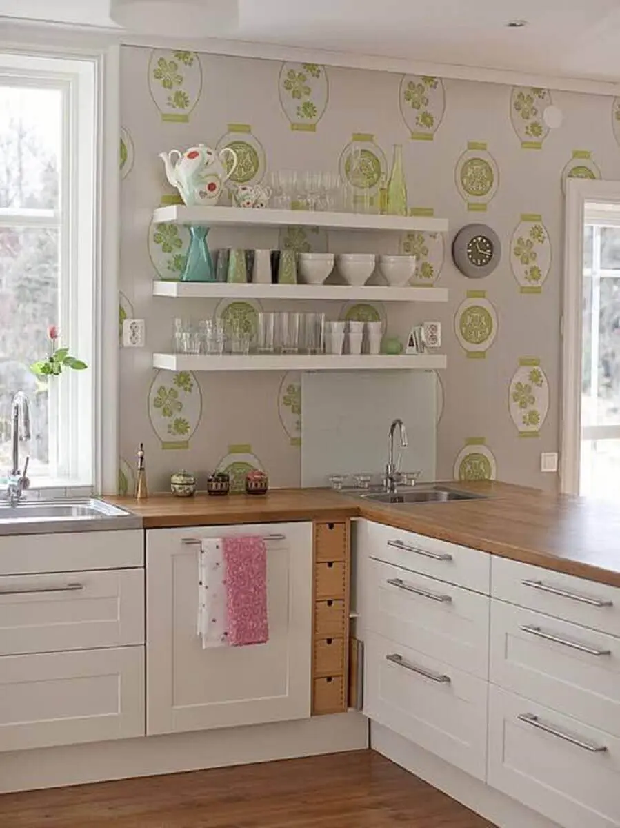 decoração clean com papel de parede para cozinha com armários brancos e bancada de madeira Foto Ideias para Decorar