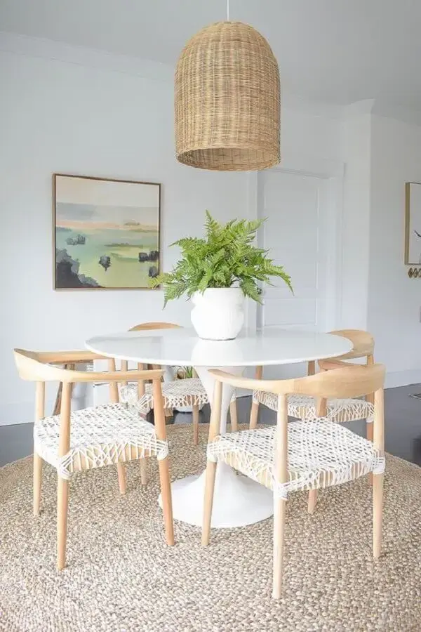 decoração clean com vaso branco como enfeite para centro de mesa de jantar Foto ZDesign At Home