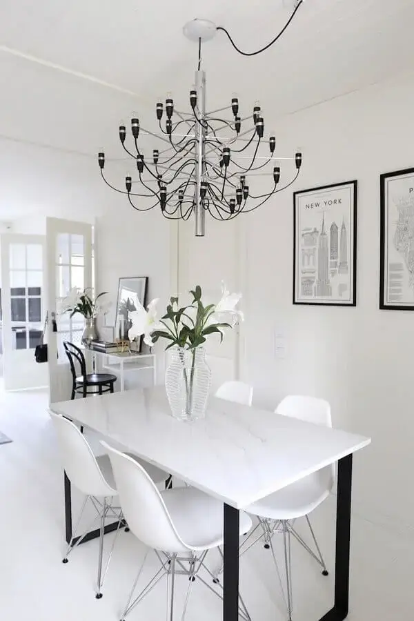 decoração clean para sala de jantar toda branca com lustre para mesa de jantar Foto Otimizi