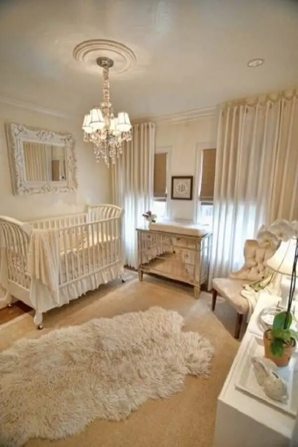 decoração clássica para quarto de bebê cor pérola com tapete felpudo Foto Pinterest