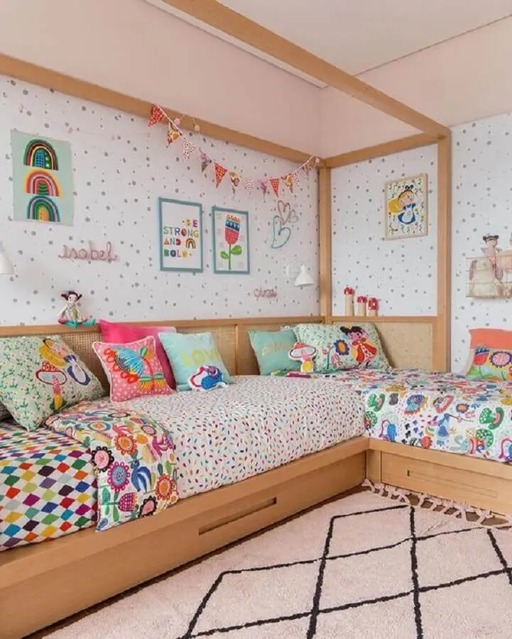 decoração colorida com almofadas para quarto infantil Foto Hana Lerner Arquitetura