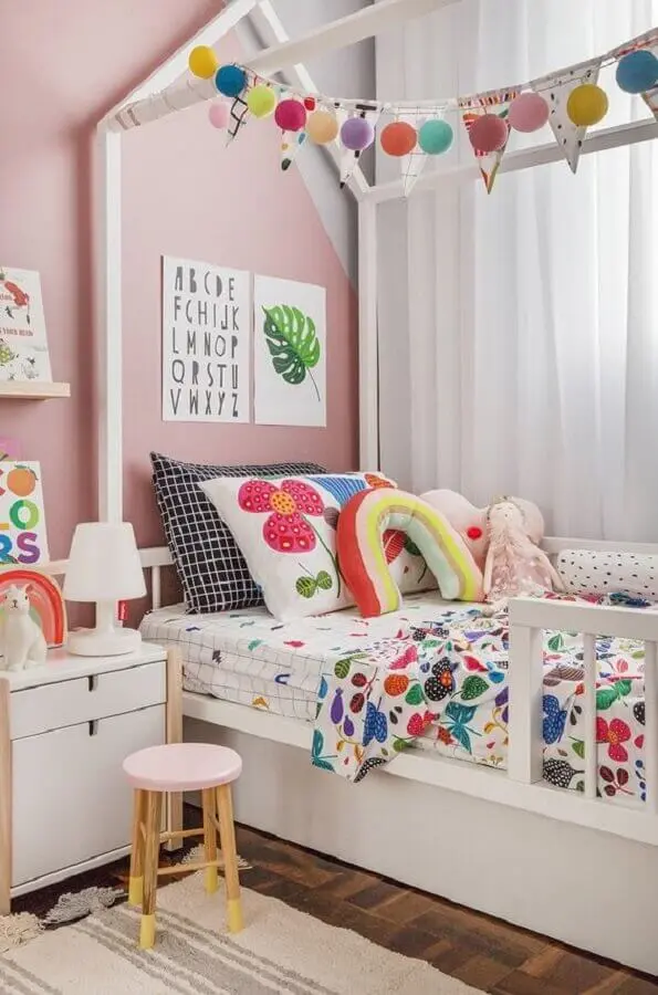 decoração colorida com almofadas para quarto infantil Foto Pinterest