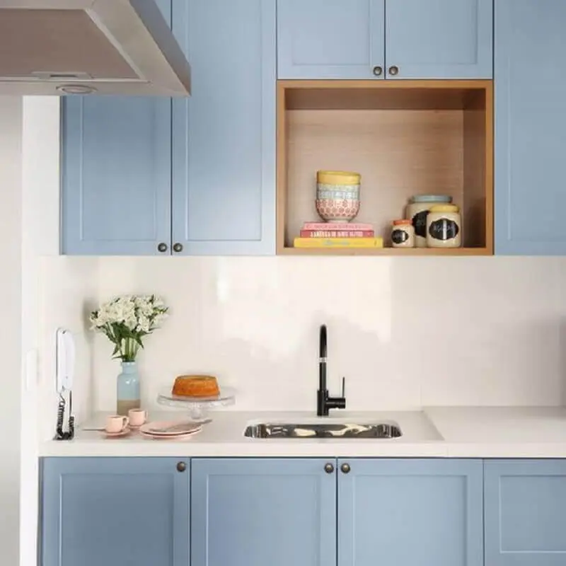 decoração com armários de cozinha azul pastel com nicho de madeira Foto Pinterest