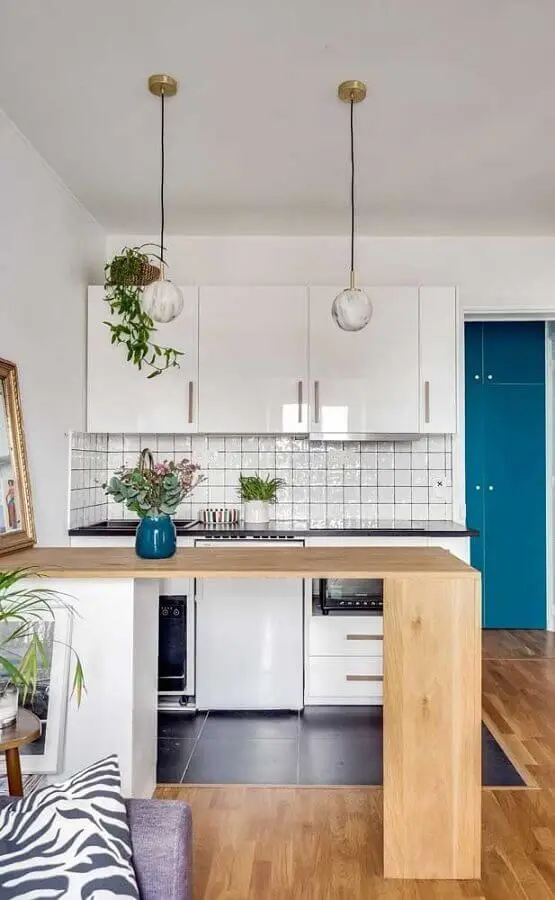 decoração com bancada de madeira e armário de cozinha compacta branco Foto Pinterest