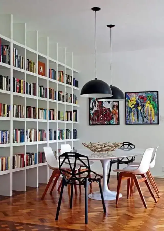 decoração com estante planejada branca para livros e luminária para mesa de jantar Foto Estúdio Noema