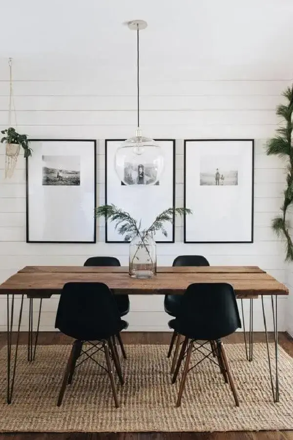 decoração com luminária pendente de vidro para mesa de jantar de madeira com cadeiras pretas Foto Conexão Décor