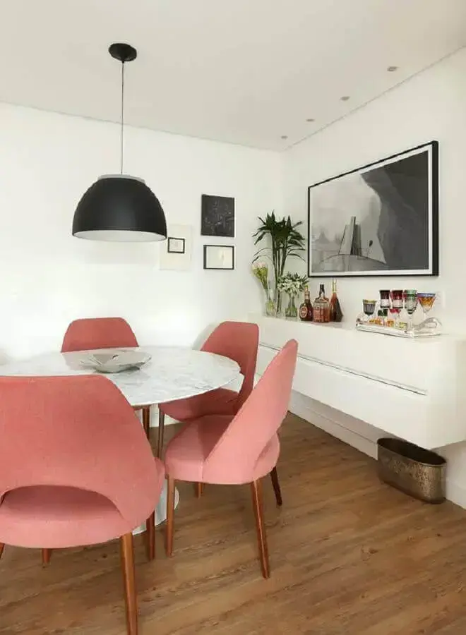 decoração com pendente para mesa de jantar pequena redonda com cadeiras cor de rosa Foto Fashionismo