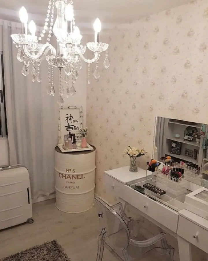 decoração com tambor chanel para quarto feminino branco com lustre de cristal Foto Pinterest