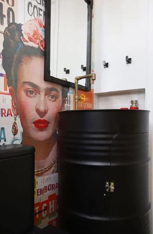 decoração com tambor preto para banheiro moderno com papel de parede frida Foto Casa de Valentina