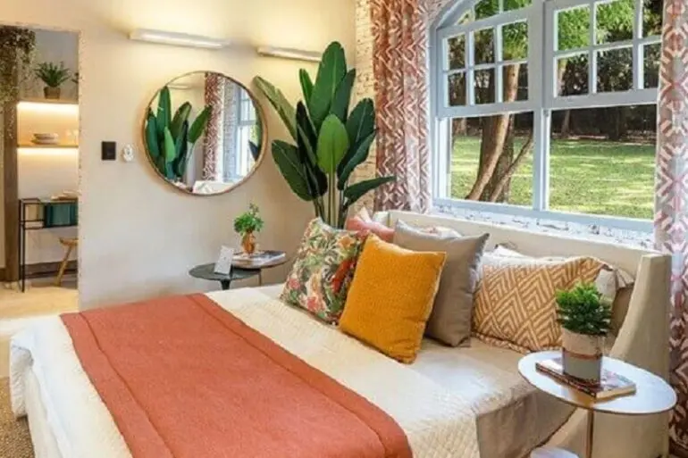 decoração com vaso de planta grande e almofadas decorativas para cama de casal Foto Casa de Valentina