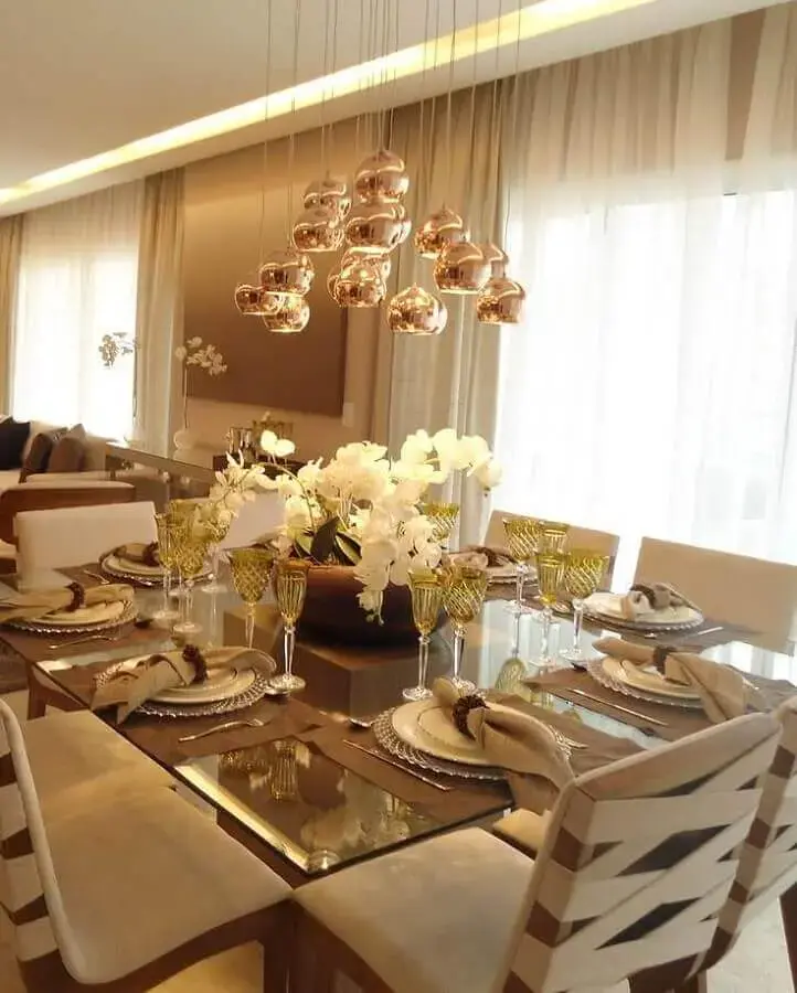 decoração com vários lustre para mesa de jantar pequena com acabamento rose gold Foto Webcomunica