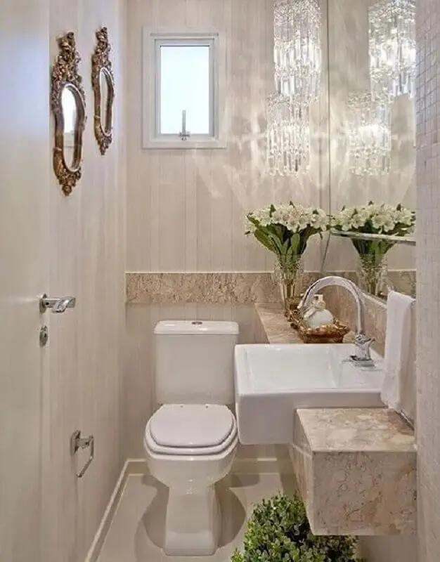 decoração cor pérola e branco para lavabo pequeno com lustre de cristal Foto CasaPlan