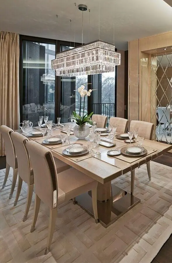 decoração cor pérola para sala de jantar sofisticada com lustre de cristal Foto Pinterest