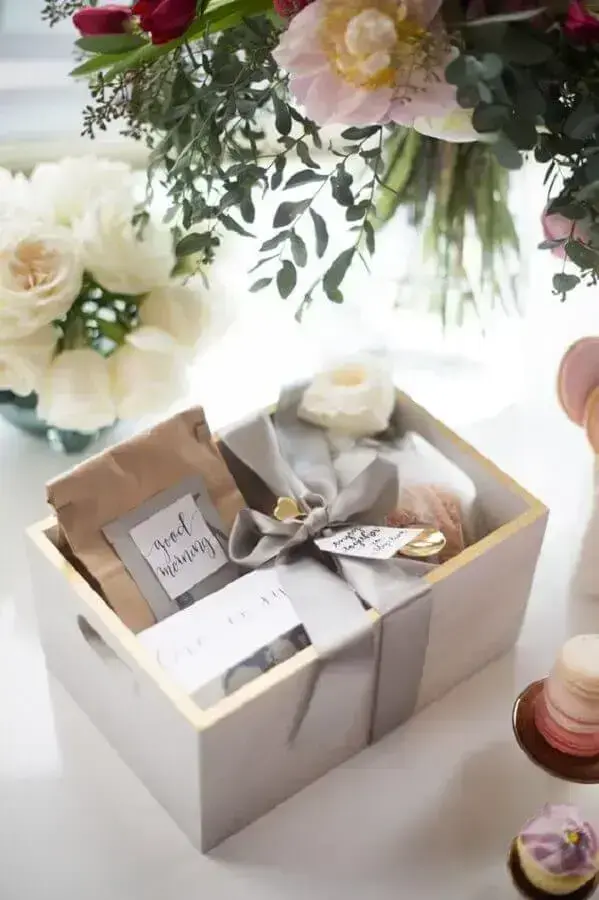 decoração de caixa surpresa simples Foto Marigold & Grey