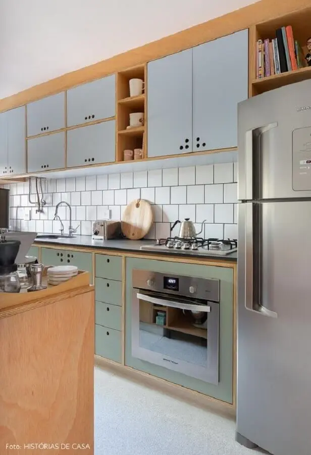 decoração de cozinha planejada com armários aéreos com portas azul pastel Foto Histórias de Casa