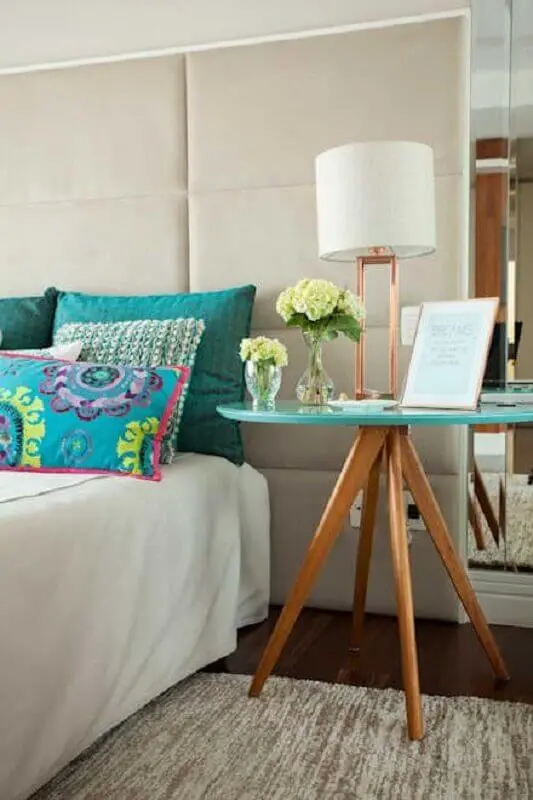 decoração de quarto com mesa de canto pé palito com tampo verde água Foto Pinterest