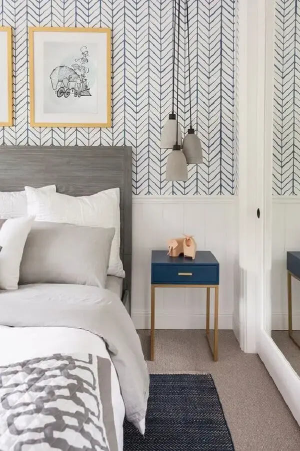 decoração de quarto com papel de parede e mesa de cabeceira colorida com design minimalista Foto Fashionismo