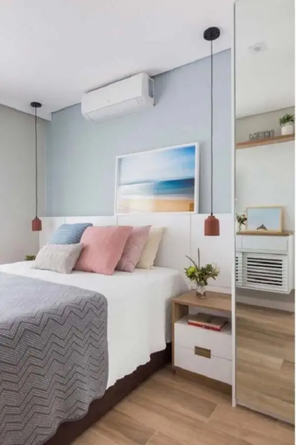 decoração de quarto com parede azul e mesa de cabeceira com gavetas Foto Pinterest