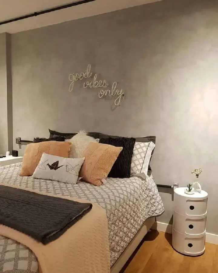 decoração de quarto com parede de cimento queimado e mesa de cabeceira branca diferente Foto Pinterest