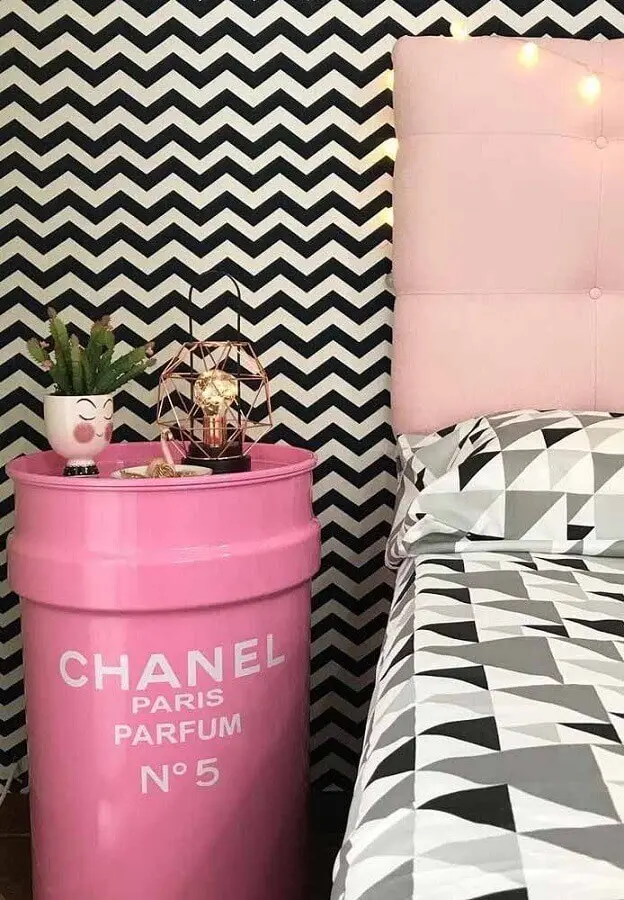 decoração de quarto com tambor decorativo feminino chanel rosa Foto Futurist Architecture