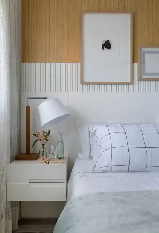decoração de quarto planejado com mesa de cabeceira branca com gavetas Foto Casa de Valentina