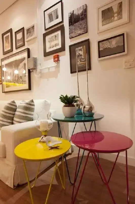 decoração de sala com conjunto mesa de canto coloridas Foto Pinterest
