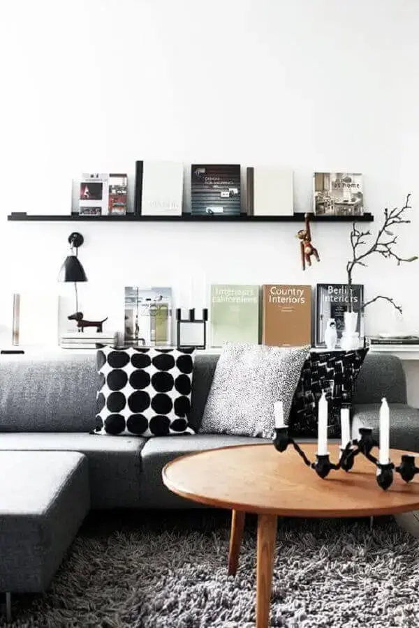 decoração de sala com sofá cinza e mesa de centro de madeira redonda Foto Pinterest