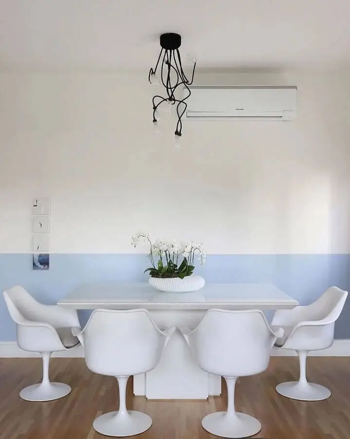 decoração de sala de jantar branca e fundo azul pastel Foto Mariana Orsi