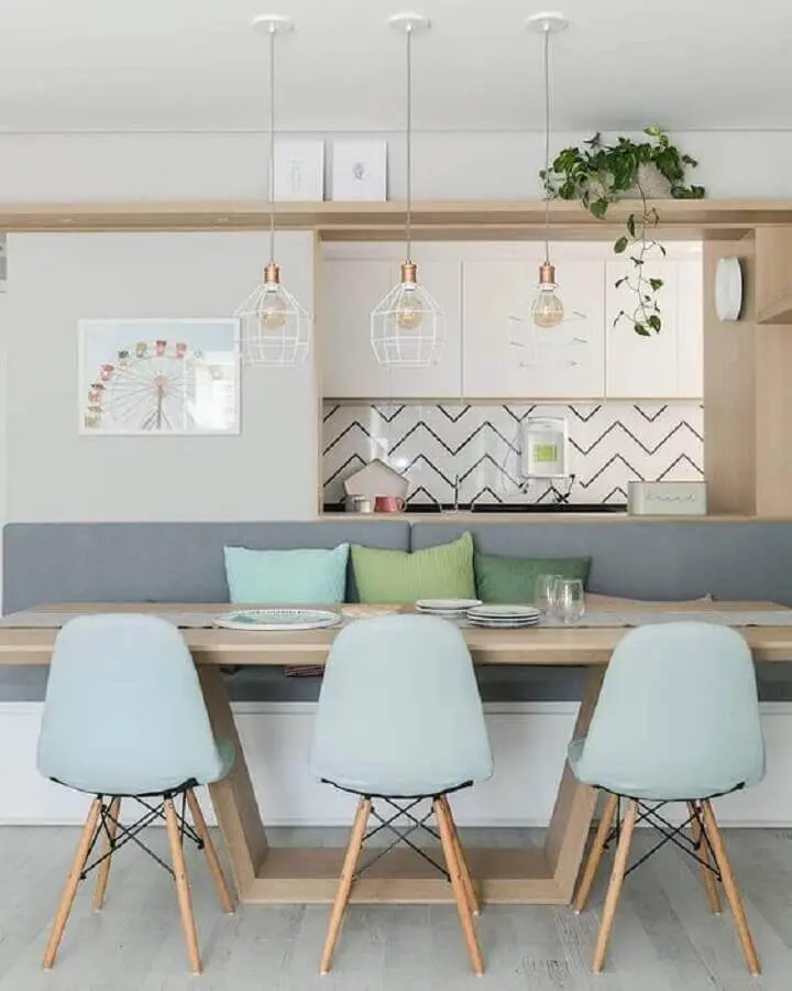 decoração de sala de jantar moderna com mesa de madeira e cadeiras azul pastel Foto Dicas de Mulher