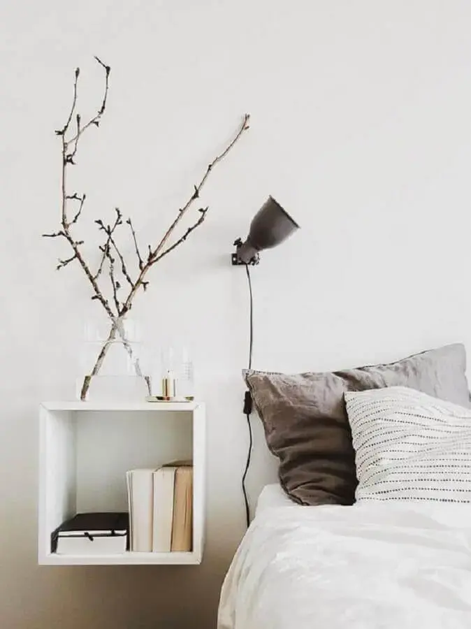 decoração minimalista para quarto com abajur de parede cabeceira Foto A Casa Delas
