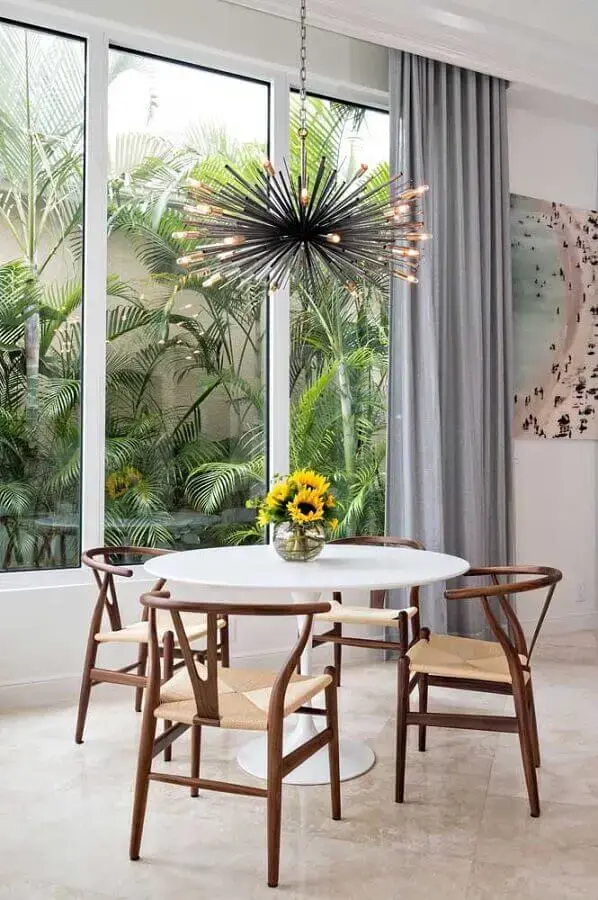 decoração moderna com arranjo de flores para vaso para centro de mesa de jantar Foto Futurist Architecture