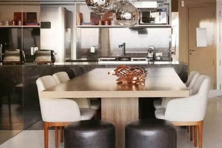 decoração moderna com cadeiras estofadas com braço para sala de jantar integrada à sala de estar Foto Futurist Architecture