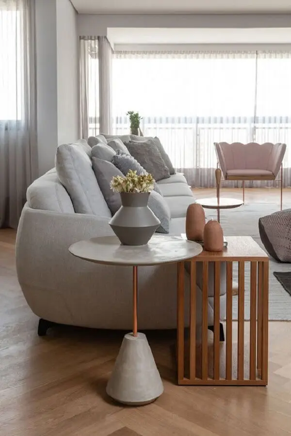 decoração moderna com modelos diferentes de mesa de canto para sala com sofá cinza Foto Casa de Valentina
