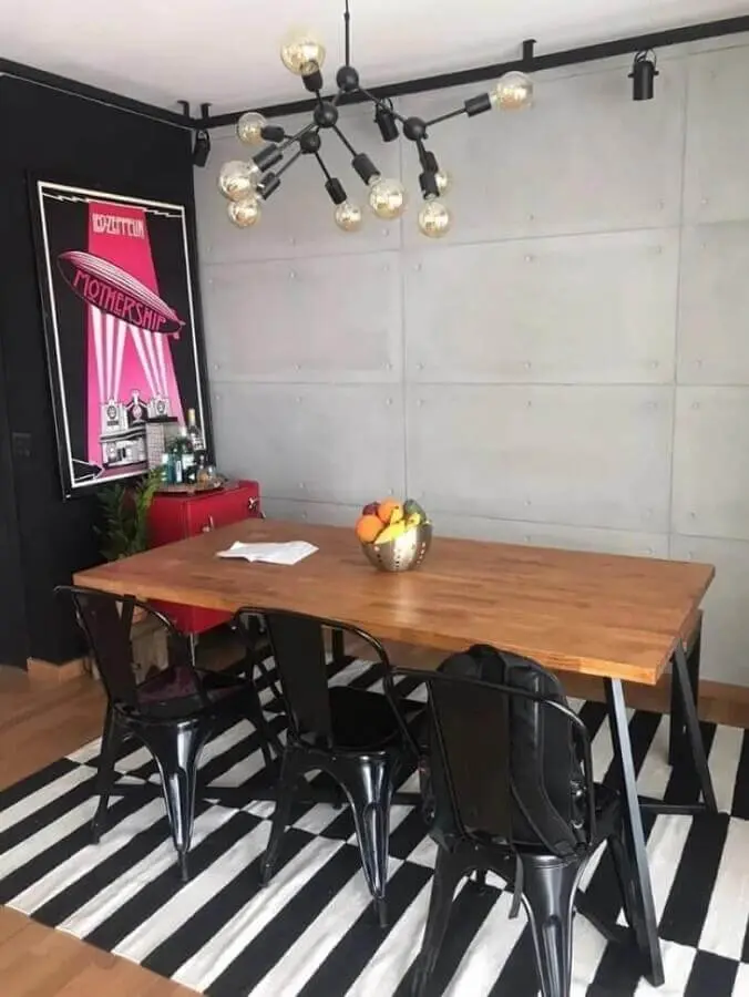 decoração moderna com tapete listrado e mesa de jantar com banco e cadeiras Foto Madeira Usada