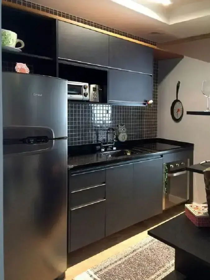 decoração moderna de ozinha compacta com pia fogão e geladeira toda preta Foto Dcore Você