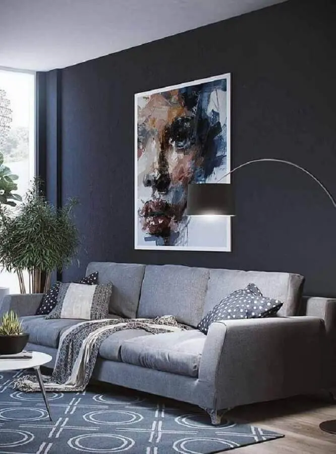 decoração moderna para sala com parede preta e sofá cinza Foto Revista VD