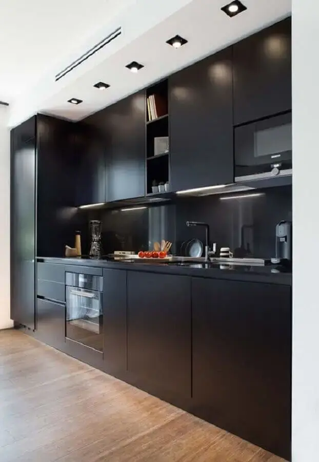 Cozinha preta com armários com acabamento fosco