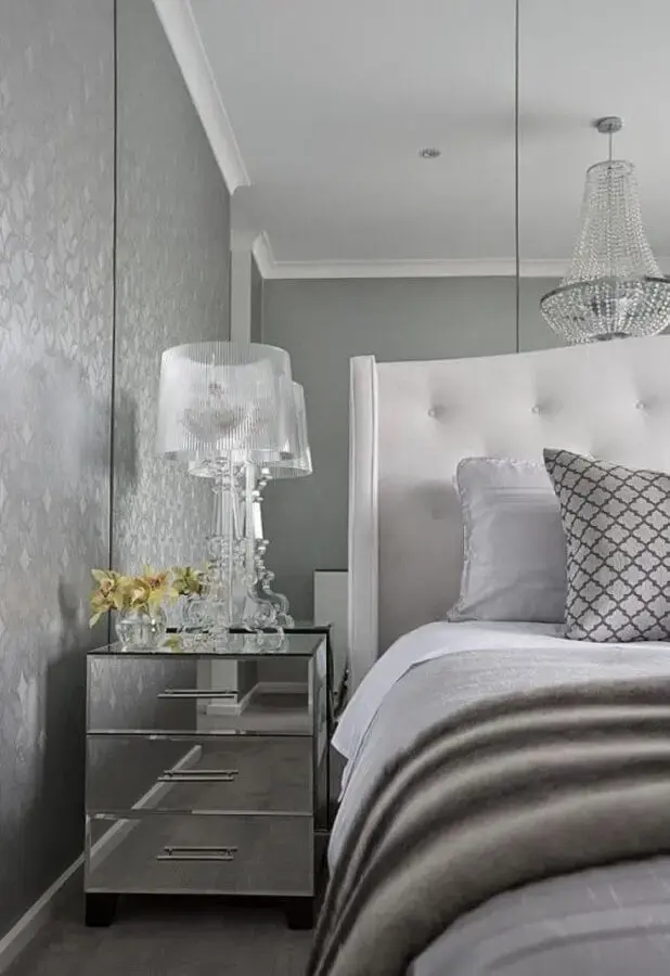 decoração quarto cinza sofisticado com mesa de cabeceira espelhada com gavetas Foto Casa Très Chic