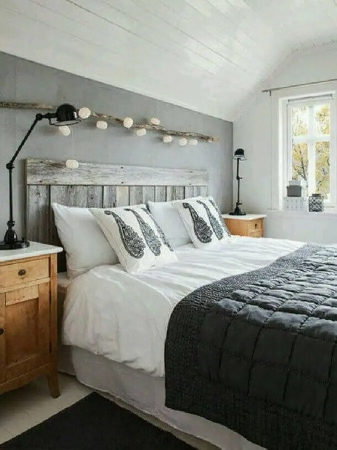 decoração rústica com almofadas decorativas para quarto de casal cinza Foto Futurist Architecture