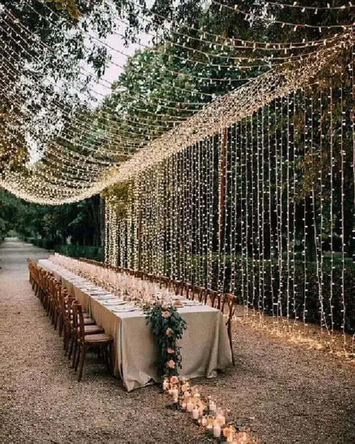 decoração rústica para bodas de cristal com cortina de luz Foto Style Me Pretty