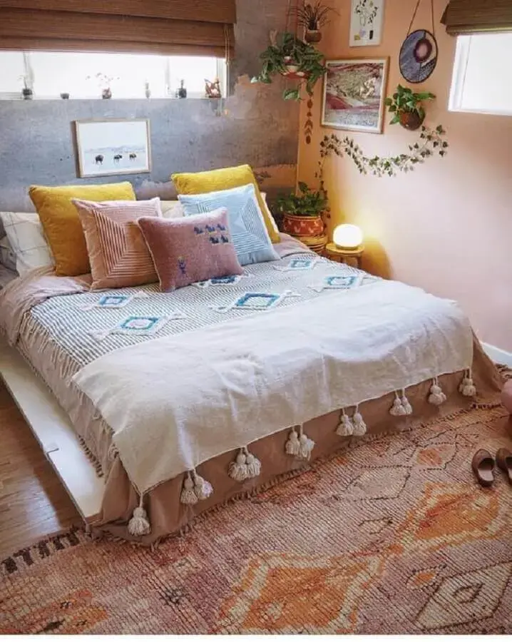 decoração simples com almofadas para quarto feminino boho Foto Sigrid & Co.