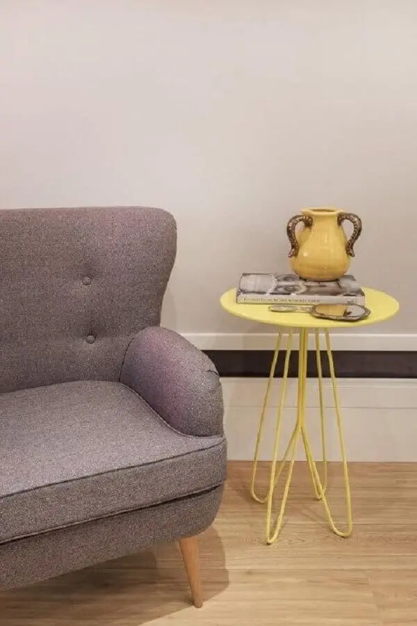 decoração simples com mesa de canto amarela Foto Revista VD